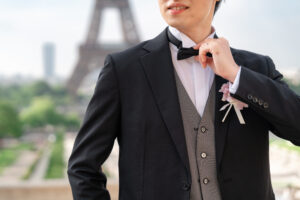 エッフェル塔の前でポーズをとる新郎