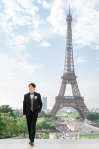 エッフェル塔の前で歩く新郎
