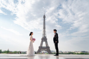 エッフェル塔をはさんでみる目合うカップル
