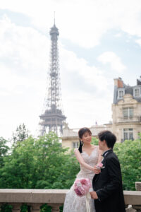カモアン通りでエッフェル塔を背景にブーケを付けてあげる新婦