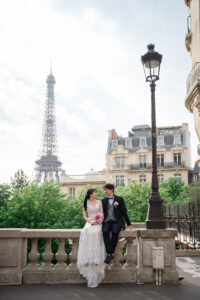 カモアン通りの手すりに座って微笑むカップル