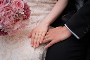 新郎新婦の結婚指輪と手元