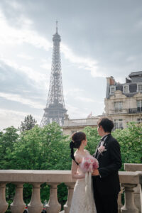 エッフェル塔を見るカップル