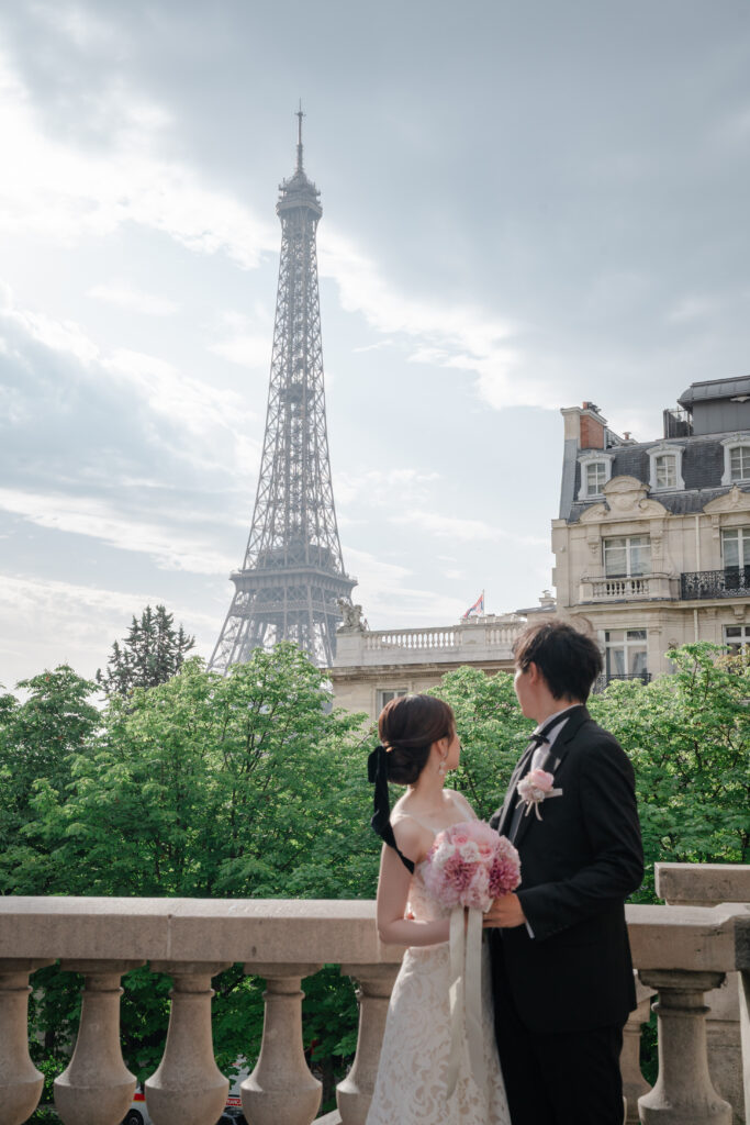 エッフェル塔を見るカップル