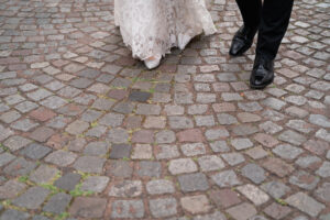 石畳とカップルの足元