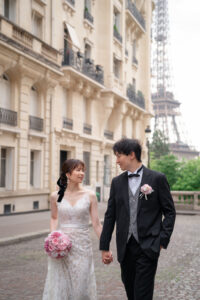 カモアン通りを歩くカップル