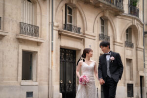 オスマニアンアパルトマンの前を歩くカップル」