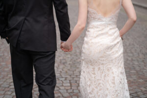 石畳を背景に歩くカップル