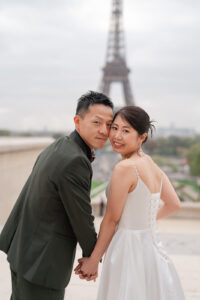 エッフェル塔の前で顔を寄せ合うカップル