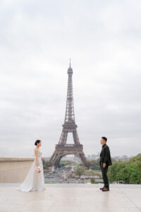 エッフェル塔を間に見つめあうカップル