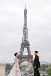 エッフェル塔の前で歩きながら近づくカップル