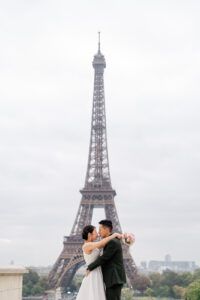 エッフェル塔の前で抱き合うカップル