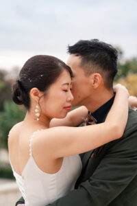 ロマンチックに抱き合うカップル