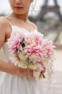 ウェディングブーケを抱く新婦とエッフェル塔