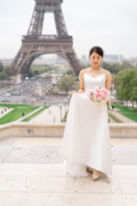 エッフェル塔の前で歩く新婦