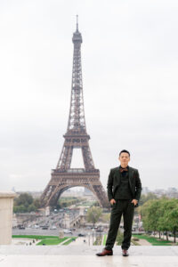 エッフェル塔と新郎