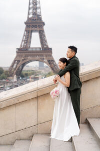 新婦の後ろからハグする新郎