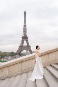 エッフェル塔の前で佇む新婦