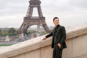 エッフェル塔の前でポーズする新郎