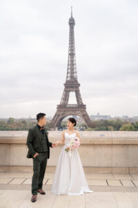 エッフェル塔の前で新婦をエスコートする新郎