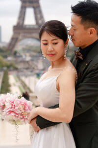 新婦を後ろからハグする新郎