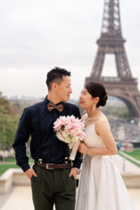 エッフェル塔の前で微笑みあうカップル