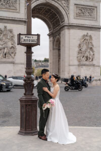 凱旋門前でハグするカップル