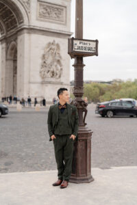凱旋門の前でポーズする新郎