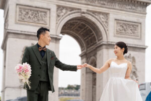 凱旋門前で手を取り合うカップル