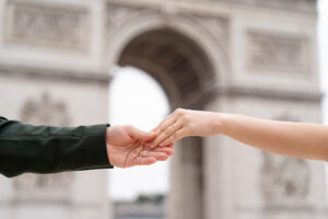 凱旋門と新郎新婦の指