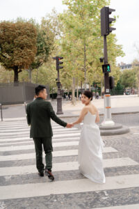 横断歩道を歩く新郎新婦