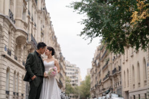 ヨーロッパの景色の前で顔を寄せ合うカップル