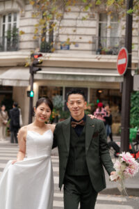 腕を組みあいながら横断歩道を渡るカップル