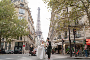 街並みの間から見えるエッフェル塔とカップル