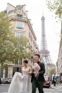 街並みの間から見えるエッフェル塔と歩くカップル