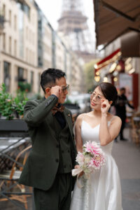 サングラスをつけて見つめあうカップル