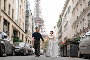 エッフェル塔の見える路地を歩くカップル