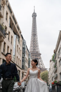 カップル越しのエッフェル塔