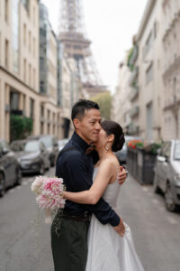 エッフェル塔の前で抱き合うカップル