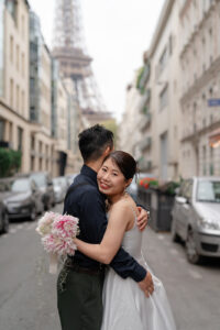 エッフェル塔の前で抱き合うカップル