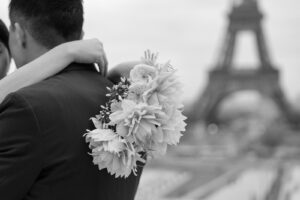 ウェディングブーケとエッフェル塔