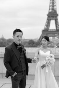 エッフェル塔の前で新郎と新婦