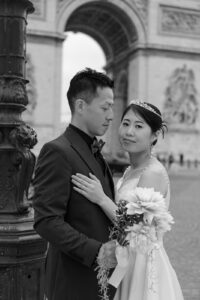 凱旋門の前でロマンチックに抱き合うカップル