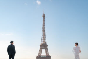 見つめあうカップル　真ん中にエッフェル塔