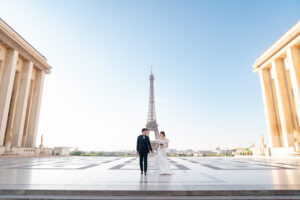 エッフェル塔の前を歩くカップル