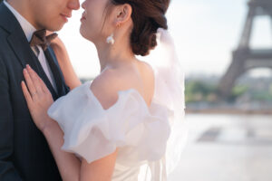 ロマンチックな雰囲気で抱き合うカップル