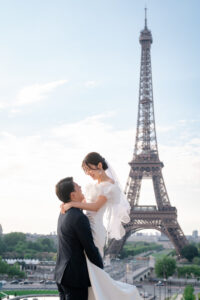 エッフェル塔の前で抱き上げるカップル