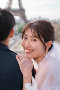 こちらに向かって微笑む新婦