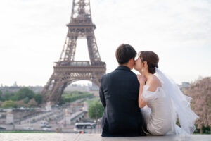 新郎の頬にキスをする新婦