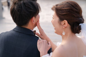 新郎の頬についた口紅を拭く新婦